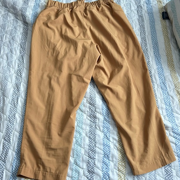 Old navy women’s high waisted stretch tech utility crop pants size medium sand - Picture 4 of 4